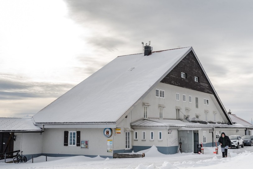 Propriétaire de l'établissement, Elias Vogt a dû faire face à cet incendie un mois à peine après avoir été victime d'un cambriolage. (Photo : Hôtel Chasseral)