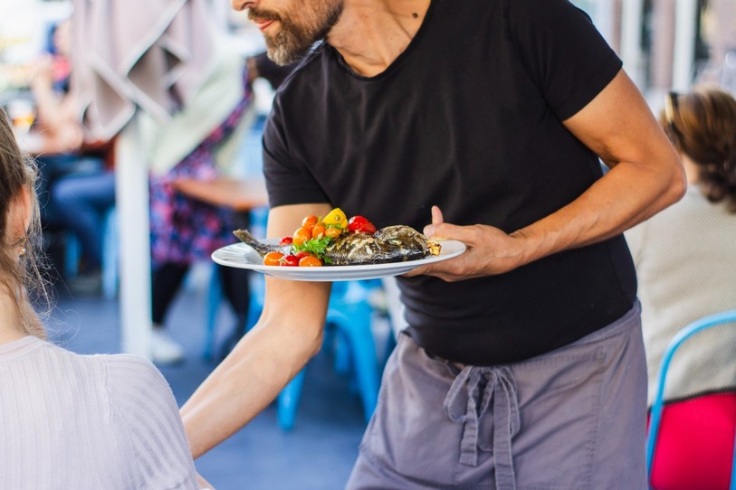 En l'espace de dix ans, le nombre d'élèves en formation service à table du CEFF de Moutier a chuté d'environ dix élèves par année, à deux. Les restaurants pâtissent aussi de cette tendance avec des périodes de recrutement compliquées. (Photo : libre de droit)