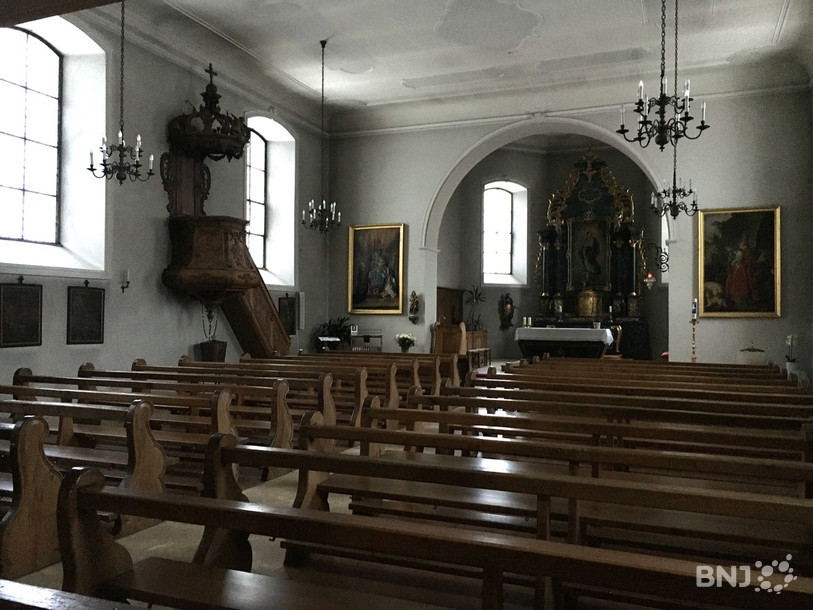 L'intérieur de l'église s'est progressivement assombri.