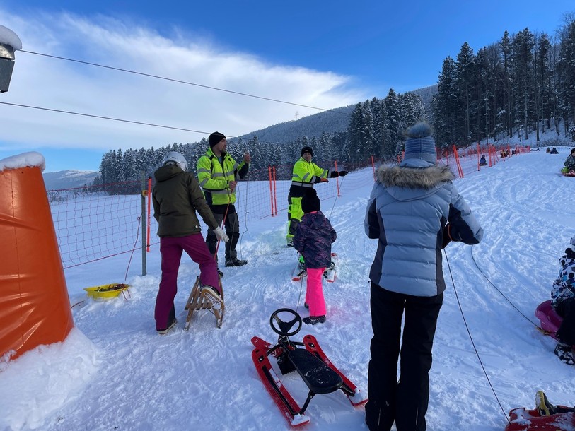 A peine trente minutes après l'ouverture du télébob des Orvales, une vingtaine d'enfants foulait la piste de Valbirse.