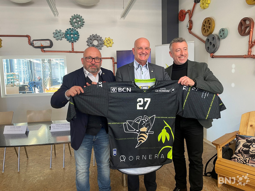 Olivier Calame, Terence Wilsher et Pascal Schluechter présentent le maillot spécial que porteront les joueurs du HCC le 20 janvier aux Mélèzes contre Olten.