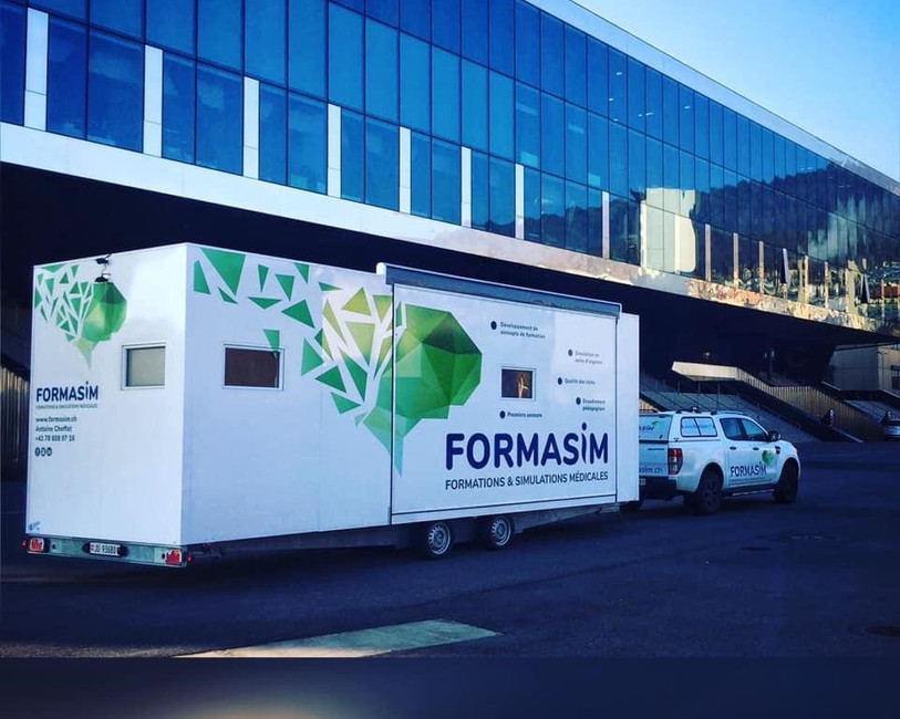 Le centre médical mobile de FormaSim se déplace dans toute la Romandie. Photo : FormaSim