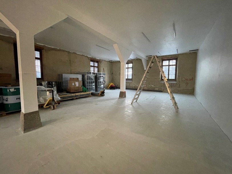 La nouvelle surface d’atelier est attachée à l’ancien bâtiment.