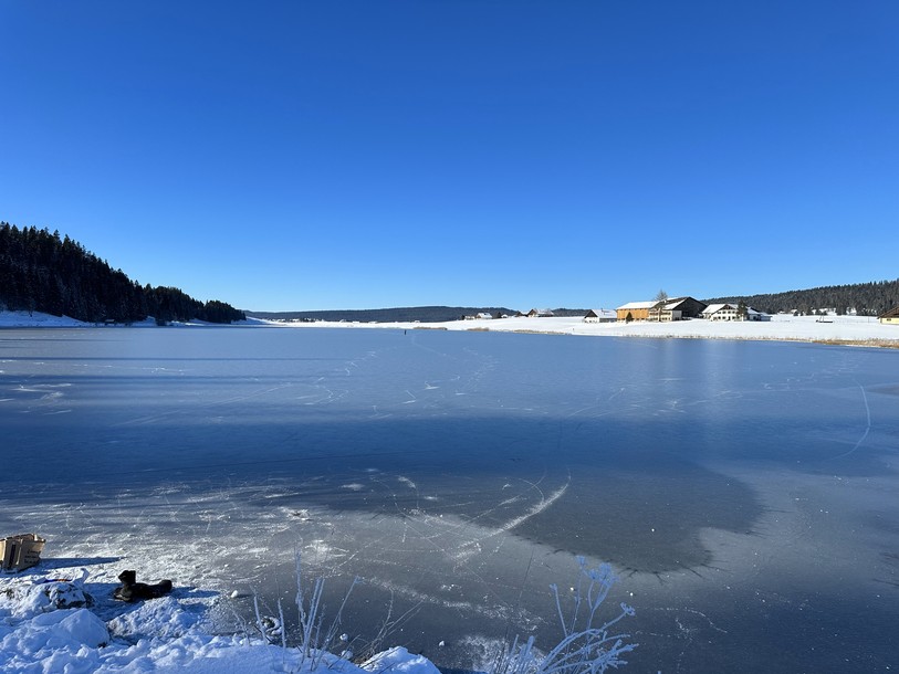 Une couche de glace d'environ cinq centimètres s'est formée sur le lac des Taillères.
