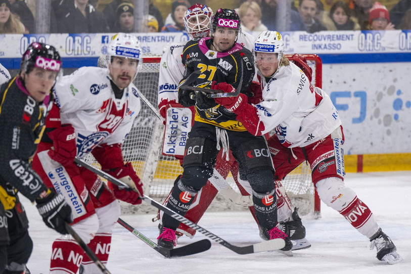 Cela pourrait bien être serré jusqu’au bout pour Guillaume Asselin (à gauche), Reto Schmutz et les joueurs du HC Ajoie. (photo : KEYSTONE/Georgios Kefalas)