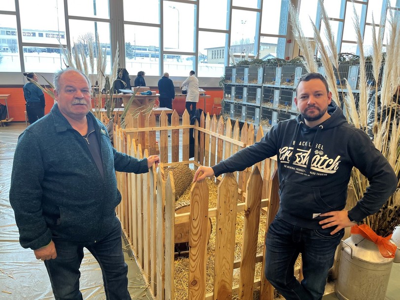 Bernard Leuenberger (à gauche) et Esteban Pinto (à droite) ont installé un élevage modèle pour lapin afin de sensibiliser le public.
