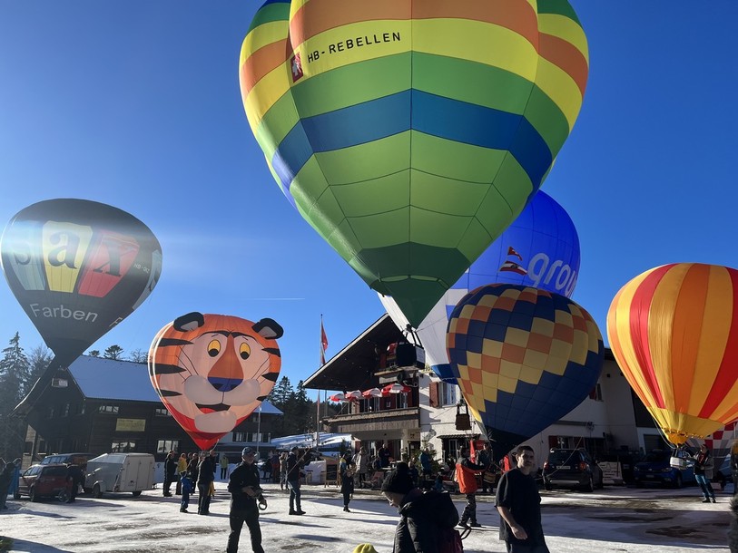 Des montgolfières télécommandées ont rempli le ciel de Mont-Crosin ce week-end.
