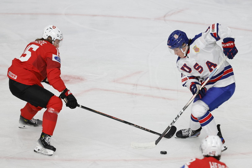 Le défenseur du EHCB, ici sous les couleurs nationales, prolonge son contrat pour les trois prochaines saisons. (Photo: EPA/Adam Ihse)