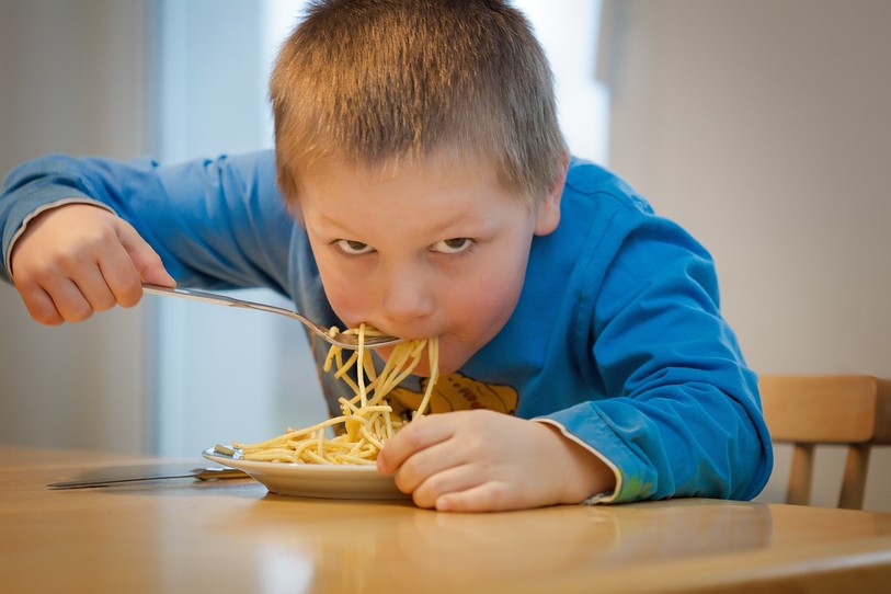 enfant qui mange
