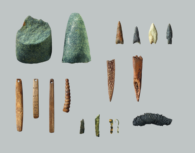 Objets en pierre, en matériau organique et en cuivre découverts à Sutz-Lattrigen (Photo : Service archéologique du canton de Berne, Philippe Joner)