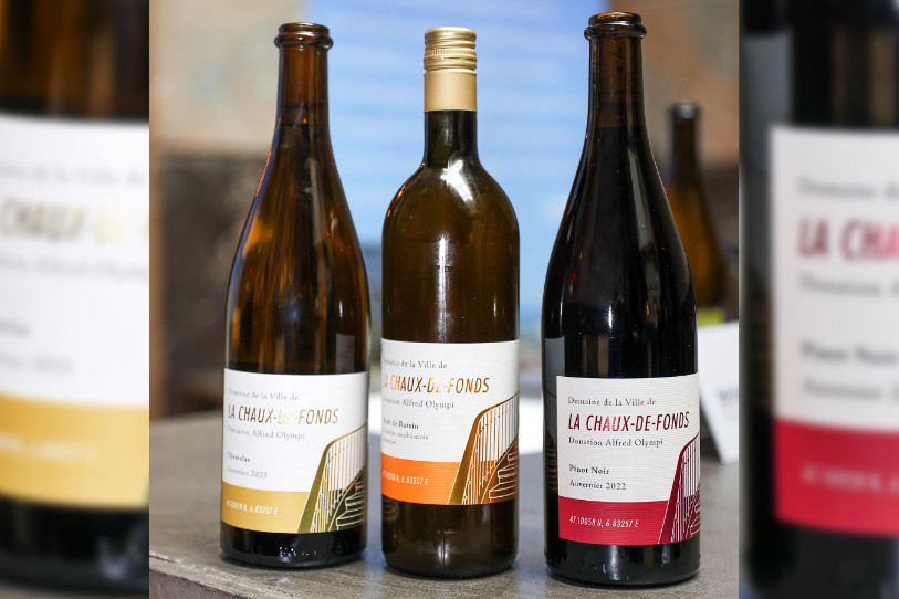 Les trois nouvelles étiquettes pour les vins de la Ville de La Chaux-de-Fonds (Photo : Ville de La Chaux-de-Fonds/Christophe Mirabile).