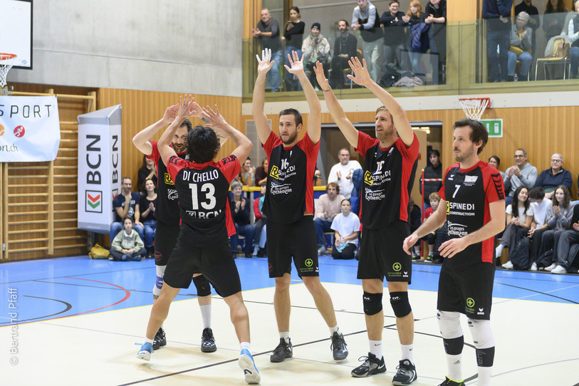 Colombier Volley peut célébrer sa victoire du week-end, mais il faudra encore gagner un match pour accéder à la finale. (photo archives : Bertrand Pfaff)