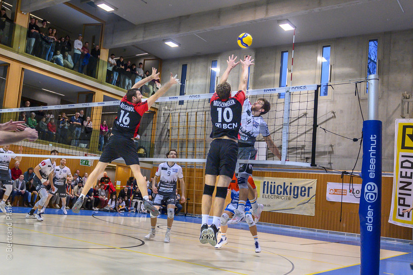 Colombier Volley avait peut-être déjà la tête tournée vers les play-off samedi soir à Papiermühle. (Photo : Bertrand Pfaff)