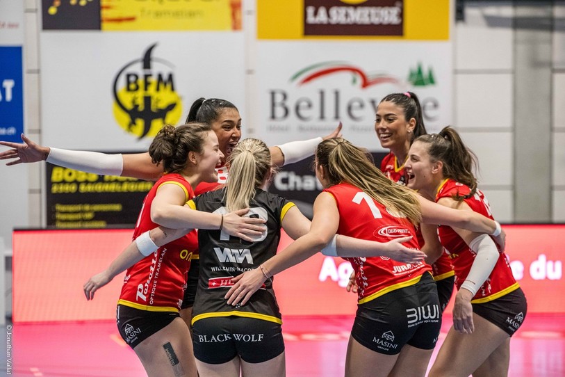 Le Volleyball Franches-Montagnes prend les devants dans sa série. (Photo : Jonathan Vallat).