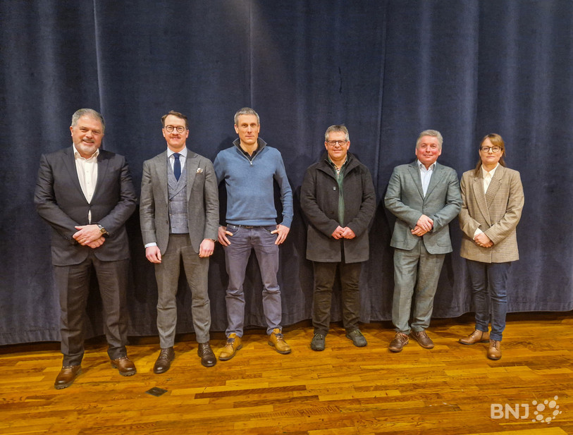 Le Conseil communal de Val-de-Travers, avec le chancelier Christian Reber, s'est réorganisé. Photo: archives.