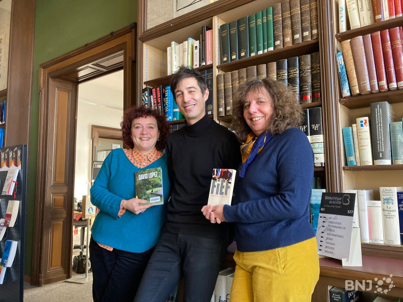 L’auteur David Lopez entouré des co-organisatrices de « Mille fois le temps » Anne Pellaton et Marie-Joëlle Pedretti.