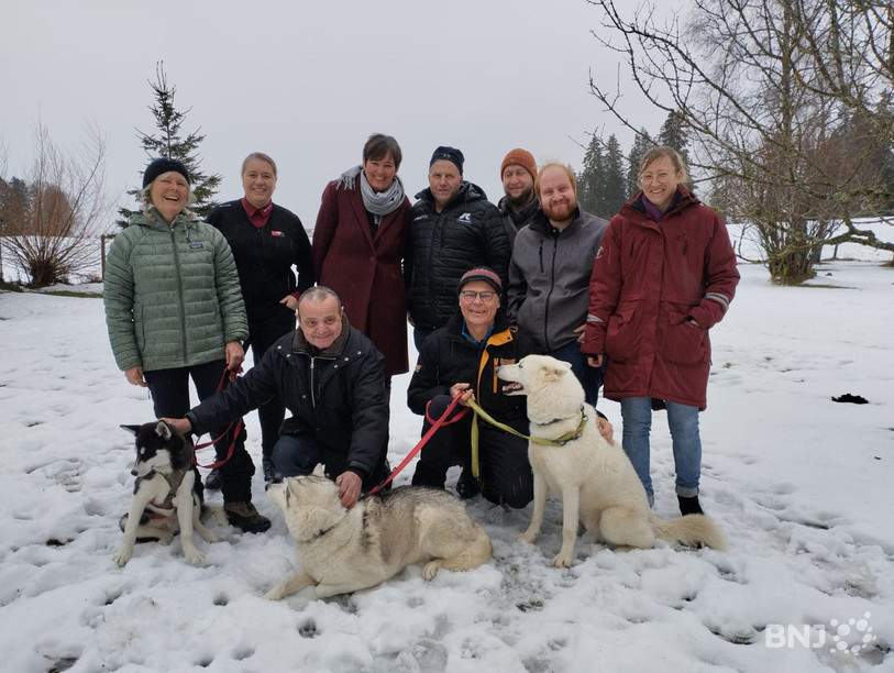 Le comité d'organisation des Courses de chiens de traîneaux avec les mushers Danièle et Thierry Tock accompagnés de leurs huskies de Sibérie.