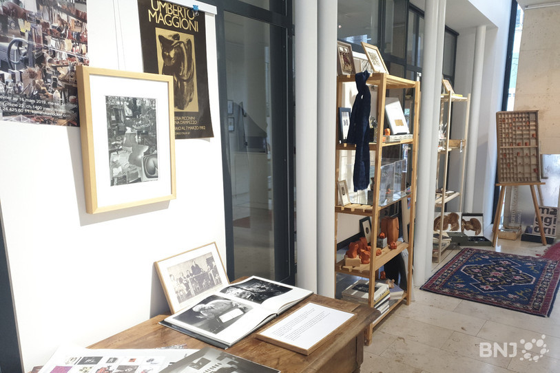 Une reconstitution imaginaire de l'atelier d'Umberto Maggioni accompagne l'exposition.