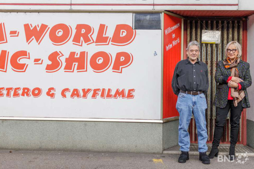 Marianne Schmitt, 75 ans, a repris la gestion du magasin après le décès de son compagnon en 2020. Elle peut compter sur son employé Ernest Oppliger pour l’épauler. (Photo : Nik Egger)