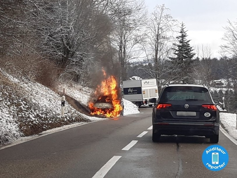 Une voiture a pris feu vendredi dans les Franches-Montagnes. (Photo : Auditeur reporter)