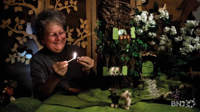 « Le théâtre magique d’Eliane » suit la passion d'Eliane Walther pour la création et la présentation de ses théâtres. (Photo : Julie Frund-Pozner)
