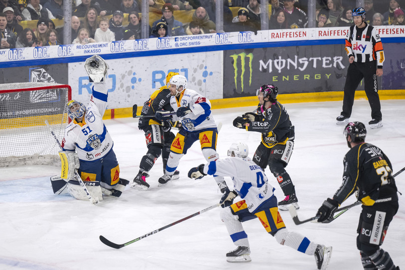 Le HC Ajoie s'est montré présent devant la cage zougoise samedi soir mais n'a pas suffisamment su faire trembler les filets (photo : KEYSTONE/Georgios Kefalas).