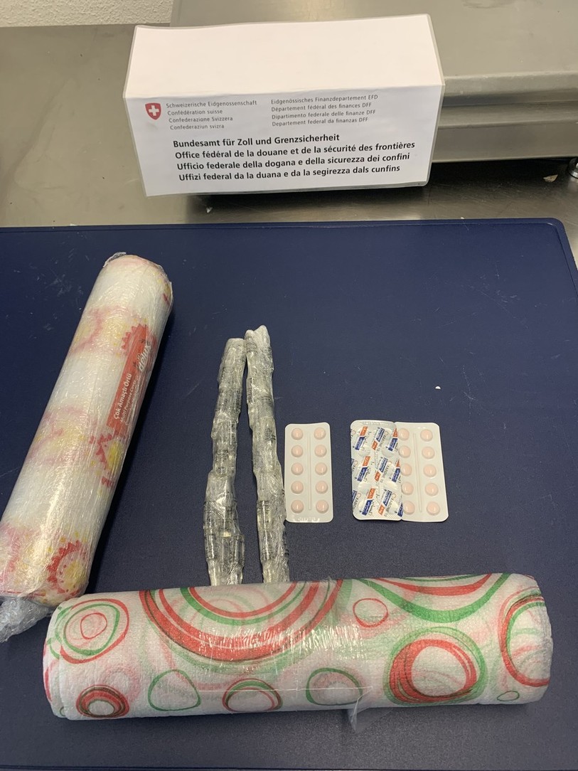 Les produits trouvé à l'aéroport de Genève avaient été cachés dans des rouleaux de chiffons de nettoyage. (Photo: OFDF)