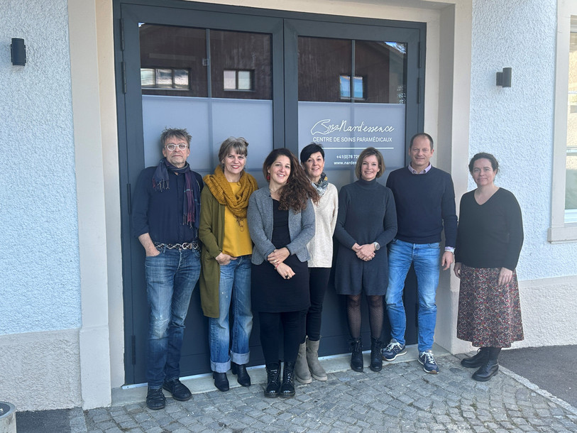 L'équipe soignante : Jean-Marie Christe, Emmanuelle Schaffter, Sarah Aubry, Marlène Willemin, Mathilde Veuve-Chapatte, Sacha Veuve, Stéphanie Lüthi (manque Nathalie Roth-Lopez Cabral) (Photo : Nard'essence)