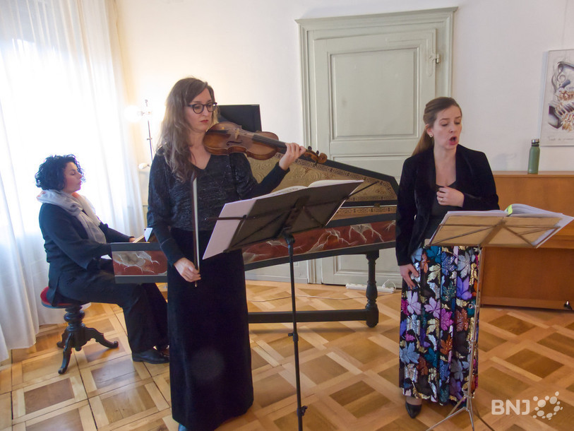 Le Parametro Trio, composé de la soprano jurassienne Camille Chappuis, l’enseignante de clavecin Despina Homatidou, et la violoniste biennoise Regula Schwab, nous emmène dans « Le fabuleux destin du Café ».