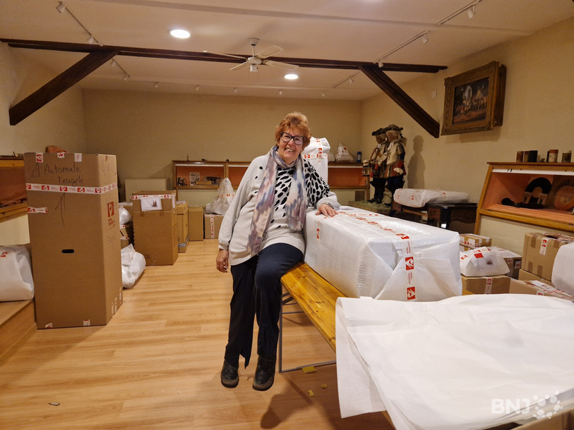 Arlette Baud, au milieu des boites à musiques emballées et prêtes au déménagement de L'Auberson à Ste-Croix.