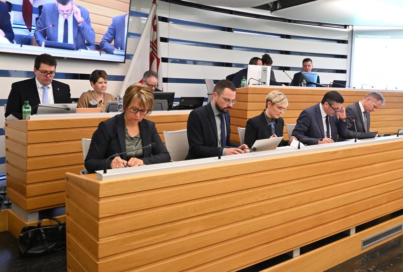 Le Gouvernement jurassien (au premier plan) ne vit pas une période facile (Photo : archive Georges Henz).