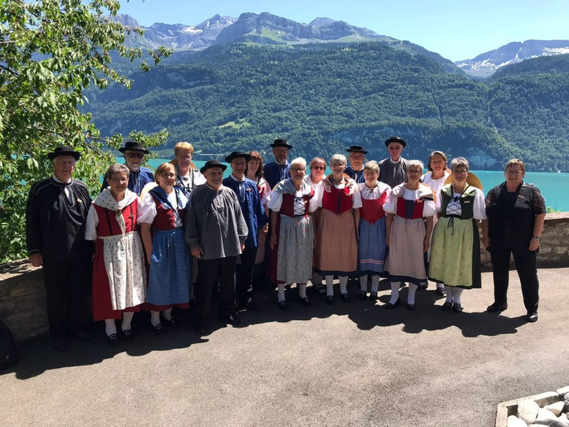 Les membres de l'ACCJU, ici ceux de la chorale Chante ma Terre, présenteront leurs costumes à Zurich cet été. (Photo : ACCJU).