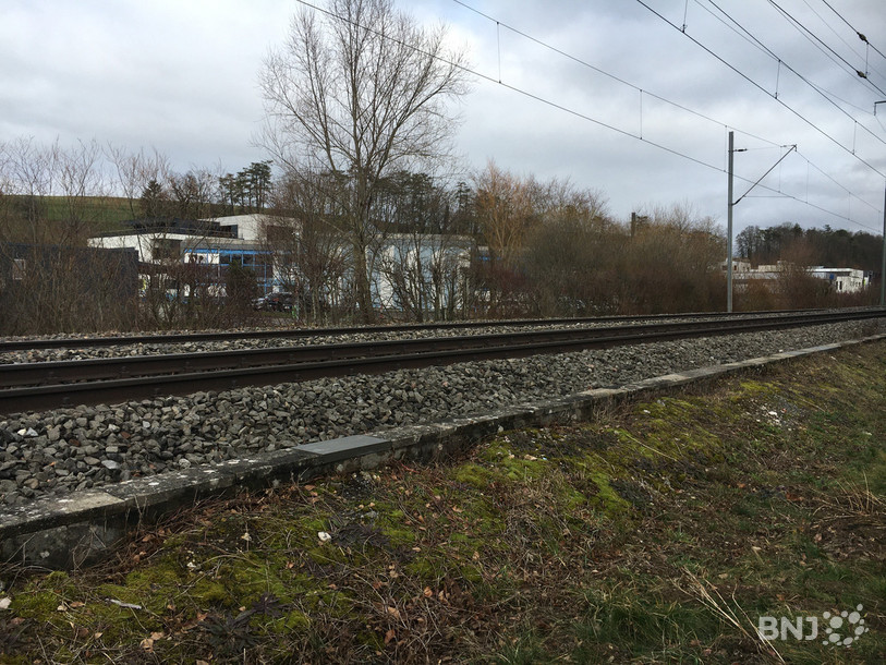 La halte ferroviaire pourrait se trouver entre la patinoire et le vestiaire de la piscine.