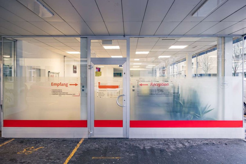 Les bénéficiaires du Service des migrations de la Ville de Bienne dénoncent notamment les temps d’attente au guichet, qui peuvent parfois être très longs. (Photo : Dominik Rickli).