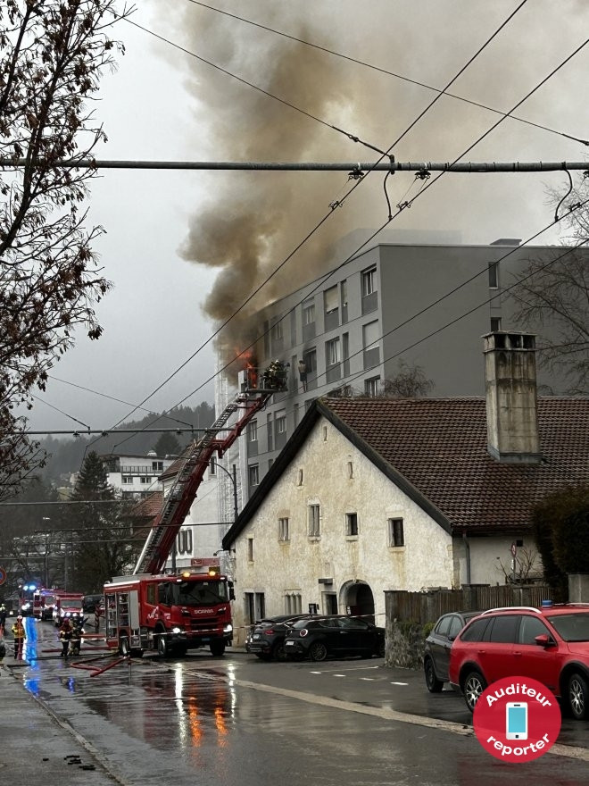 Les secours en intervention à la rue de la Charrière.