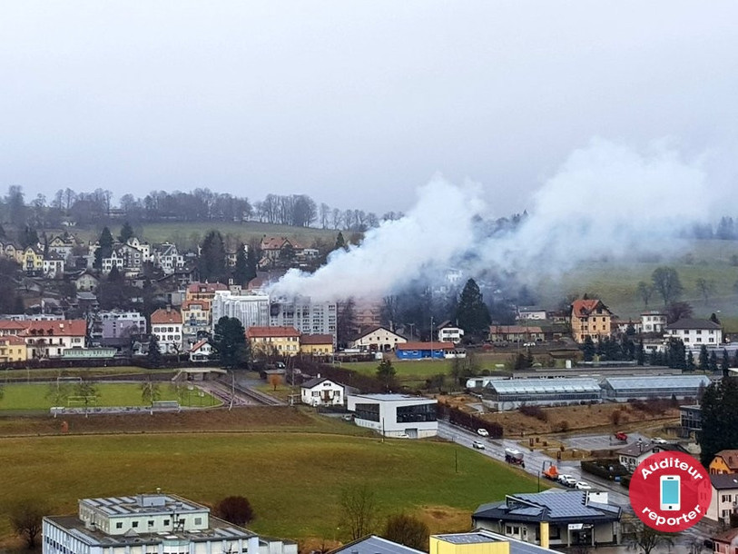 La fumée s'échappant de l'immeuble est visible loin à la ronde.