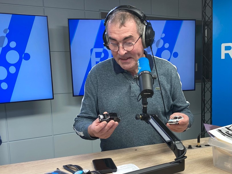 Gaël Klein et ses deux voitures aux couleurs des logos de RFJ.