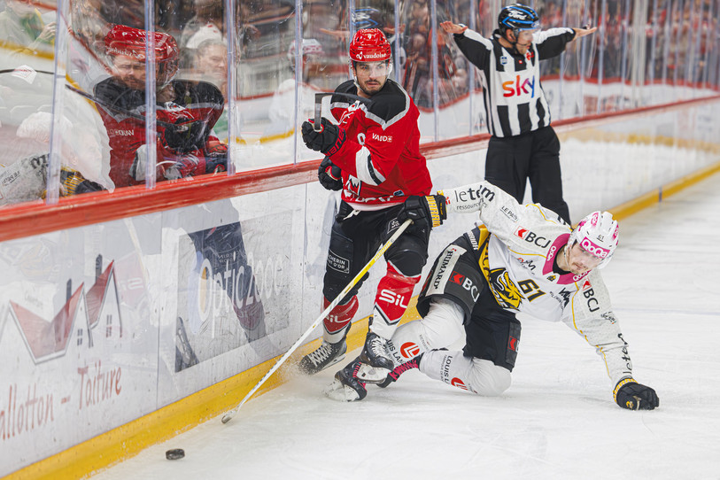 Le HC Ajoie de Fabio Arnold n'a pas su éviter la chute sur la glace de Lausanne vendredi soir en National League (photo : KEYSTONE/Valentin Flauraud).