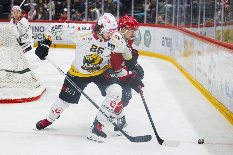 Eric Gélinas s'impose dans la défense du HC Ajoie sur la glace de Lausanne (photo : KEYSTONE/Valentin Flauraud).