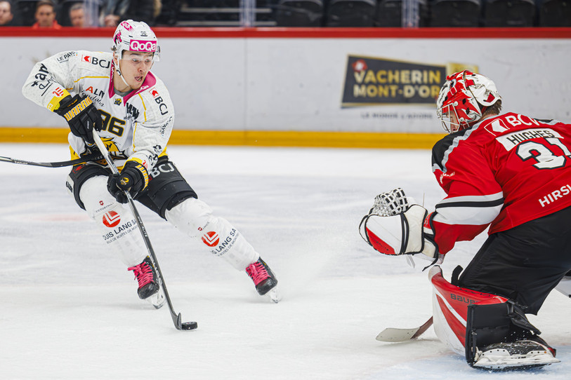 Dmytro Timashov a su trouver deux fois la faille pour le HC Ajoie face au gardien de Lausanne (photo : KEYSTONE/Valentin Flauraud).