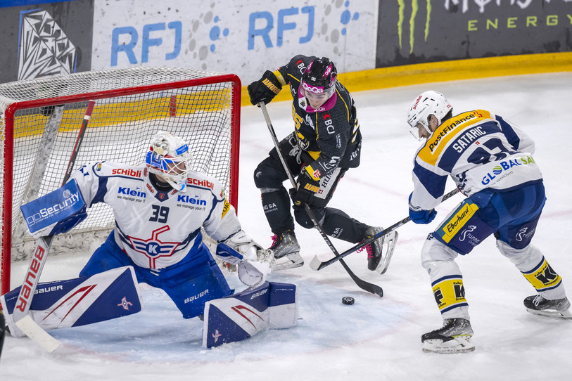 A l’image de Dmytro Timashov ratant une montagne, le HC Ajoie a manqué beaucoup trop d’occasions pour espérer gagner le match. (photo : KEYSTONE/Giorgios Kefalas)