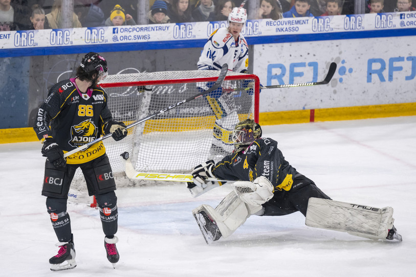 Damiano Ciaccio, en tombant en arrière, parvient, du bout de la canne, à empêcher le puck de terminer au fond de son but. (photo : KEYSTONE/Georgios Kefalas)