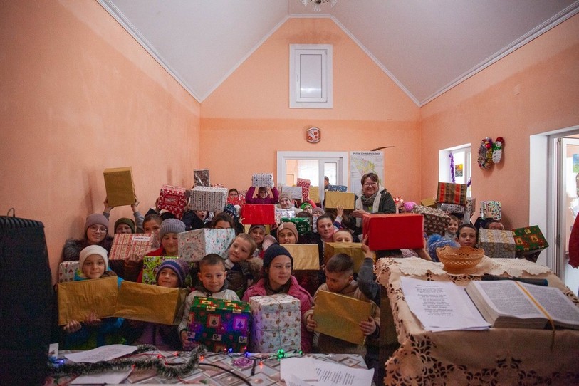 A Grozasca en Moldavie les enfants ont reçu des cadeaux de l’action paquets de Noël. (Photo : Sarah Loosli)
