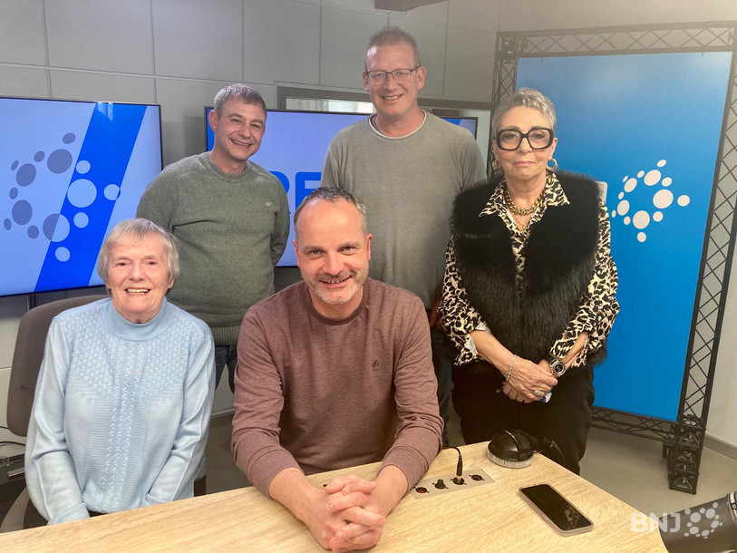 Jérôme Mouttet entouré de quatre personnes habituées de jouer au Presse-Citron : Florine de Courtételle, Gaëtan de Courrendlin, Raphaël de Mervelier et Anita de Courfaivre.