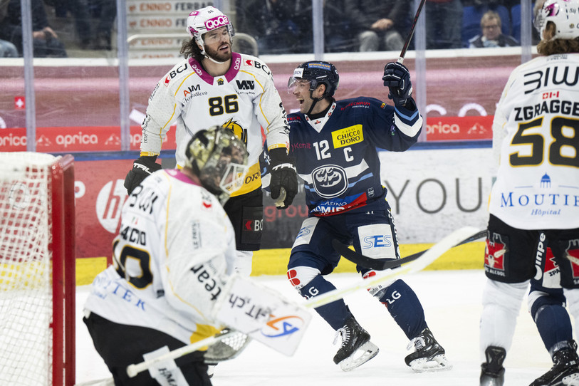 Damiano Ciaccio, Eric Gélinas et Jesse Zgraggen constatent les dégâts. Le HC Ajoie a été trop fragile dans la première période (photo : KEYSTONE/Ti-Press/Alessandro Crinari).