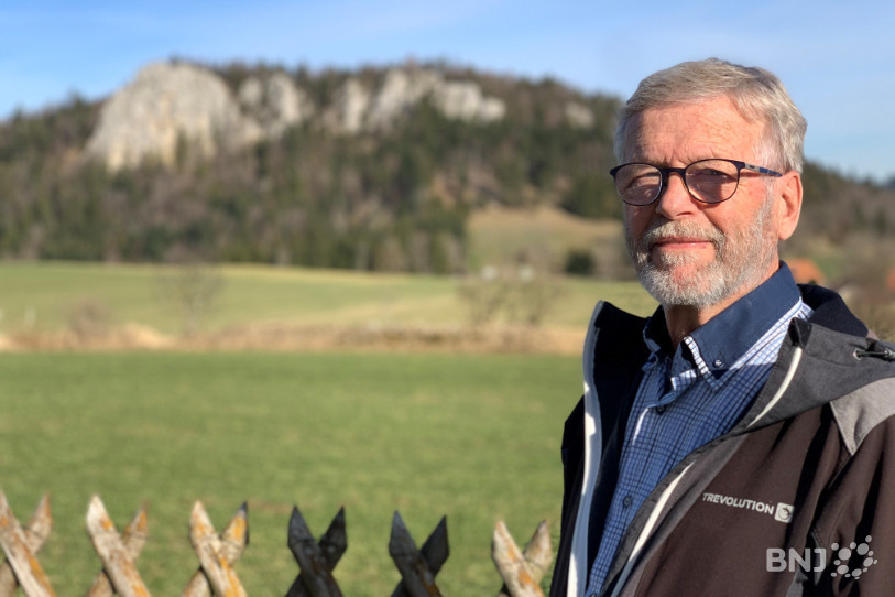 Depuis sa maison, Erwin Girardin fait face au Grand Rocher.