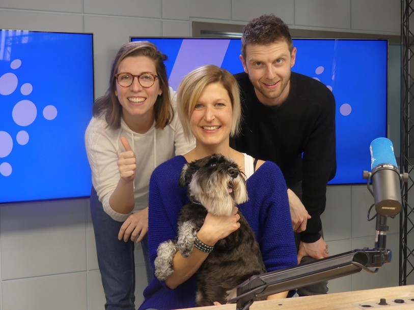 Stéphanie Schaller porte son chien Fenris et est entourée de Marceline Michon et Michel Leoni.
