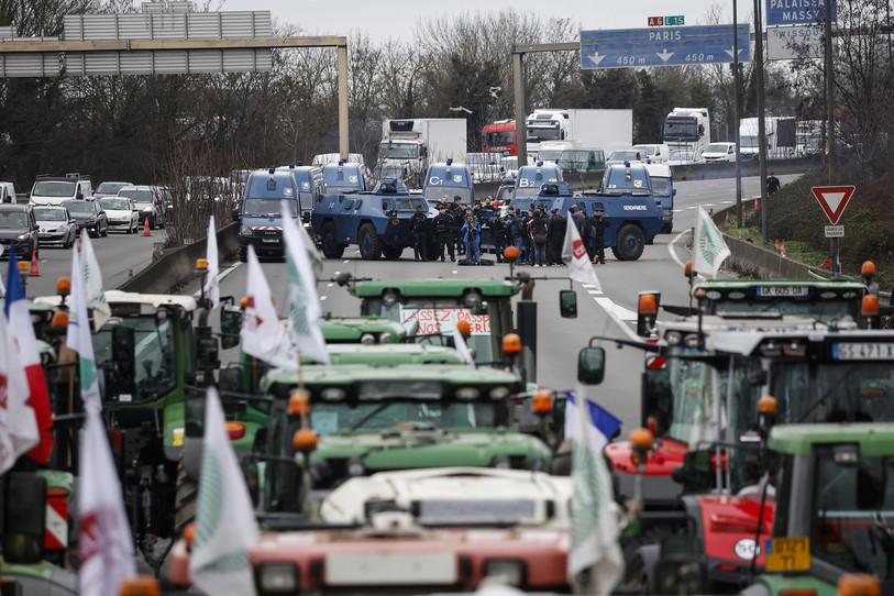 De nombreux blocages ont été menés, notamment près de Paris. (Photo : EPA/YOAN VALAT)