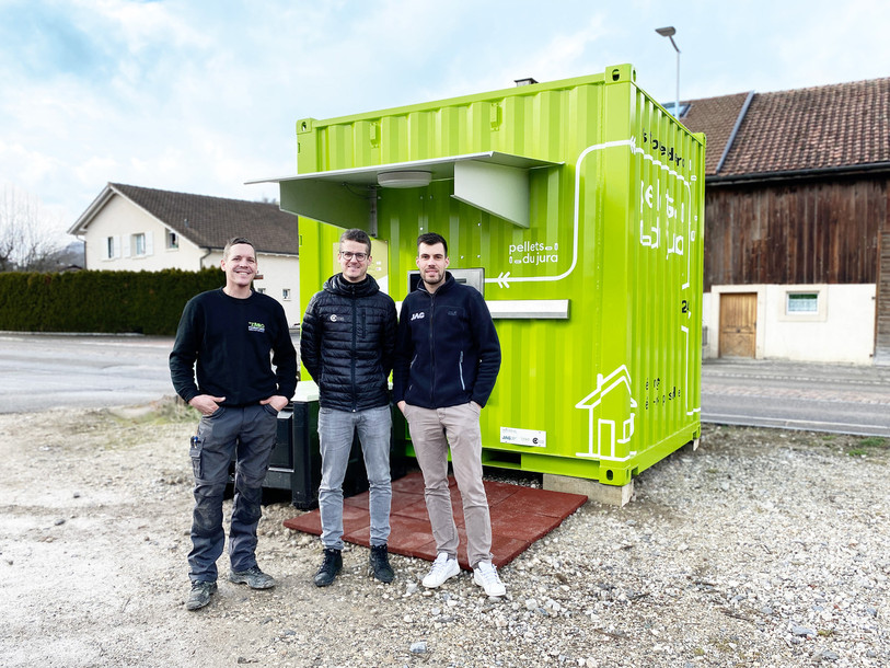 Isaac Oeuvray, Gauthier Corbat et Kévin Paupe (de gauche à droite) ont lancé un distributeur à pellets automatique. (Photo : Groupe Corbat)
