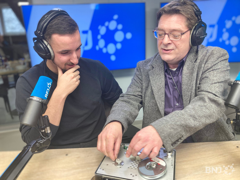 Jean-Yves Gentil explique à Loïc Georgy le temps d’une radio que le jeune journaliste de RFJ ne pouvait pas connaître.